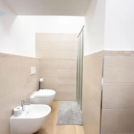 Imbriani 4s Tirabora Short Rent Triest